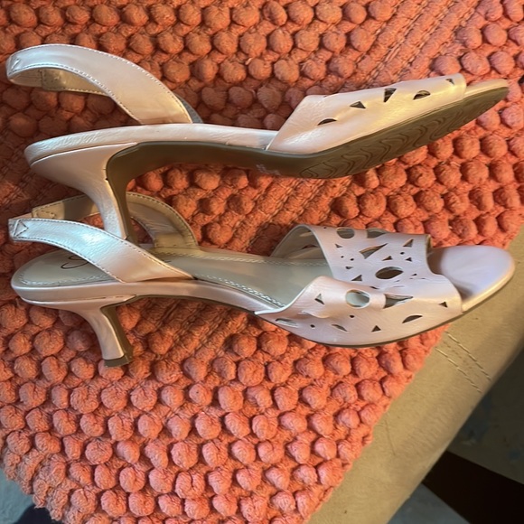 sonata 7 1/2 heeled shoes a nudeish peachish in color bran new never worn - Picture 7 of 11